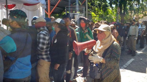 Antrean Warga Rapid Test Massal Abaikan Physical Distancing