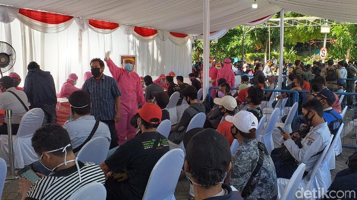 Antrean Warga Rapid Test Massal Abaikan Physical Distancing