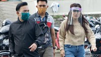 Ayu Ting Ting bersama Ruben Onsu saat ditemui di kawasan Studio Trans TV, Kapten Tendean, Jakarta Selatan pada Kamis (4/6). Pool/Noel/detikFoto.