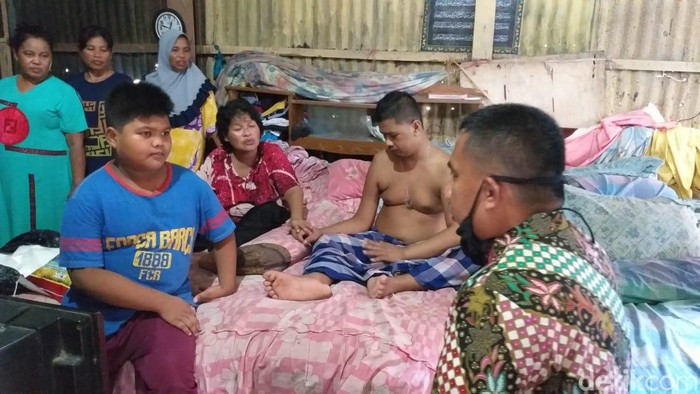 Babil (12), bocah 6 SD yang harus seorang diri berjuang rawat ortu sakit (M Taufiqqurrahman/detikcom) Babil (12), bocah 6 SD yang harus seorang diri berjuang rawat ortu sakit (M Taufiqqurrahman/detikcom)