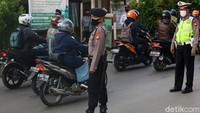 Check point dilakukan sejak penerapan PSBB di DKI Jakarta. Check point selama PSBB ini untuk mencegah penyebaran virus Corona (COVID-19).