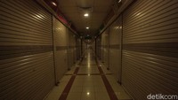 Kepadatan yang biasa terjadi di pasar ini pun tak terlihat sejak PSBB dimulai.