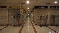 Sesekali pemilik toko diizinkan masuk untuk sekedar membersihkan isi tokonya maupun mengambil barang.