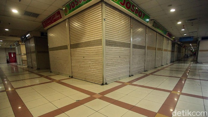 Pasar Tanah Abang, Jakarta, yang biasa dipadati penjual dan pembeli setiap harinya kini sunyi sepi akibat pandemi, Kamis (4/6/2020).