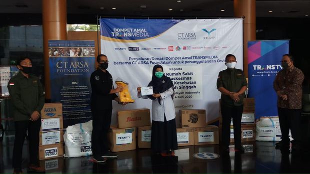 Dompet Amal Transmedia-CT ARSA salurkan donasi alat kesehatan untuk penanganan COVID-19.