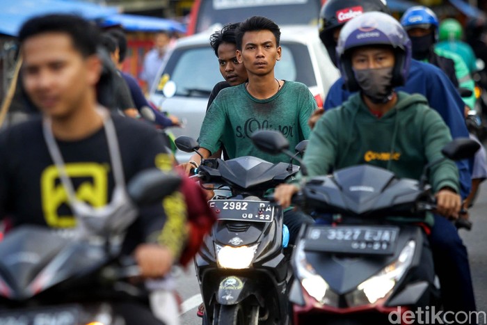 Masker merupakan langkah antisipasi paling awal untuk mencegah penyebaran virus Corona. Saat ini, masih banyak warga beraktivitas tanpa mengenakan masker.