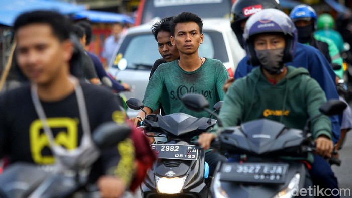 Masker merupakan langkah antisipasi paling awal untuk mencegah penyebaran virus Corona. Saat ini, masih banyak warga beraktivitas tanpa mengenakan masker.