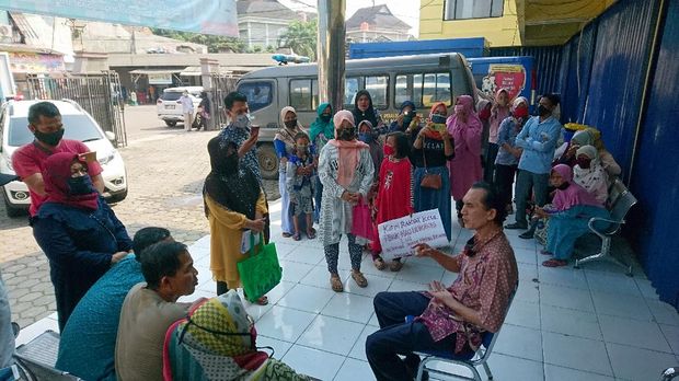 Emak-emak demo Kantor Dinsos karena tak dapat bansos Corona