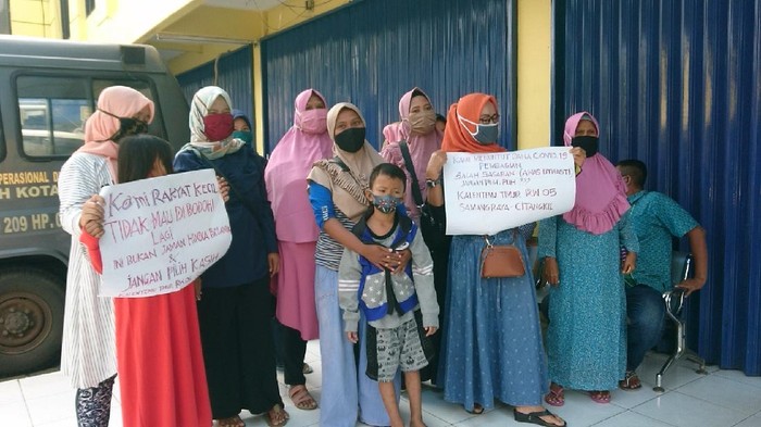 Emak-emak demo Kantor Dinsos karena tak dapat bansos Corona