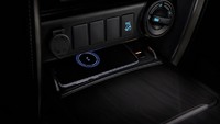  Varian legender juga dilengkapi sistem pengisi daya telepon nirkabel (wireless). Foto: Toyota Thailand