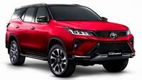 Selain itu yang membedakan varian Legender dengan basis ialah penggunaan warna two tone, setengah bodi ke atap. Pun pelek lebih besar berukuran 20 inci. Foto: Toyota Thailand