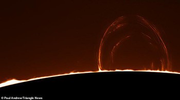 Dalam sebagian besar waktu, (memotret Matahari) bisa membuat frustrasi. Tetapi ketika kita mendapatkan gambar dari momen-momen dengan penglihatan yang baik, kita akan berhasil menangkap beberapa detail bagus. Rasa frustrasi dan kerja keras pun terbayarkan, tutupnya. Foto: Paul Andrew via Daily Mail