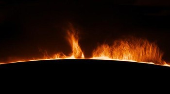 Foto permukaan Matahari ini menunjukkan variasi dalam aktivitas melintasi bintang yang tergantung pada apa yang terjadi jauh di dalam lapisan dalam bintang. Foto: Paul Andrew via Daily Mail