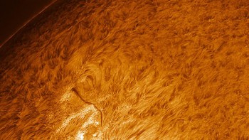 Selepas pensiun sebagai dosen fotografi dari University of Kent, Andrew tertarik untuk menggabungkan minatnya di bidang seni fotografi dan astronomi. Foto: Paul Andrew via Daily Mail