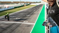Francesca Sofia pun selalu berada di sisi The Doctor kala balapan MotoGP. Kalau tak sibuk, dirinya rajin hadir di arena balap, untuk memberi semangat dari dekat. Foto: Instagram @Francescasofianovello