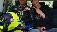 Meski tak lagi menjadi umbrella girl, ia kerap menemani Valentino Rossi saat turun di ajang balap motogp Foto: Instagram @Francescasofianovello