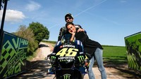 Ini kebersamaan Francesca bersama Valentino Rossi dan tunggangannya Yamaha YZR-M1 Foto: Instagram @Francescasofianovello