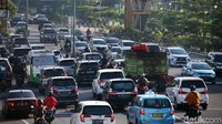 Jalan tampak dipenuhi kendaraan yang melintas.
