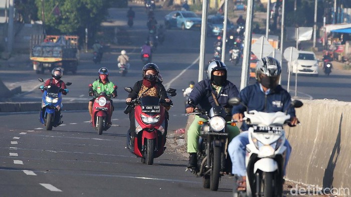 Kota Bekasi masih masuk zona kuning (direkomendasikan melanjutkan PSBB). Namun aktivitas warga di jalan-jalan kota tersebut telah ramai.