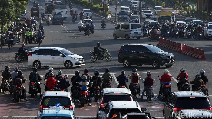 Kota Bekasi masih masuk zona kuning (direkomendasikan melanjutkan PSBB). Namun aktivitas warga di jalan-jalan kota tersebut telah ramai.