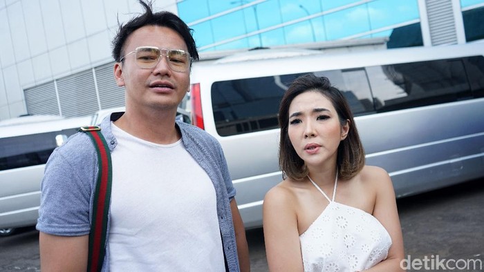 Gisel dan Wijin saat ditemui di kawasan studio Trans TV.