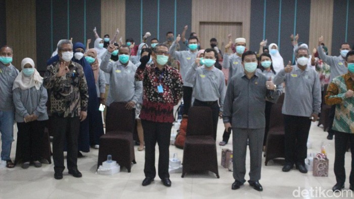 Gubernur Kalbar H Sutarmidji kembali melepas kepulangan 24 pasien COVID-19 yang telah sembuh (Adi Saputro/detikcom)