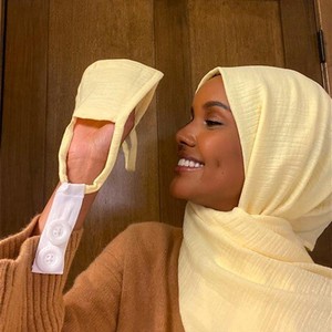 Halima Aden Rilis Masker Hijab Berkancing untuk Petugas Medis Halima Aden Rilis Masker Hijab Berkancing untuk Petugas Medis