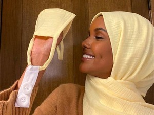 Halima Aden Rilis Masker Hijab Berkancing untuk Petugas Medis