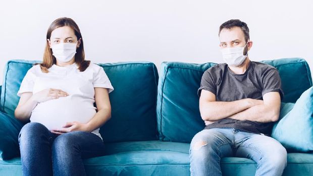 Feet of new born Baby in Hands of parents