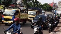 Arus kendaraan di Jalan Juanda, Ciputat yang mengarah ke Lebak Bulus, Jakarta, terpantau padat, Kamis (4/6/2020).