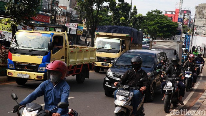 Arus kendaraan terpantau padat merayap di Jl Juanda, Ciputat yang mengarah ke Lebak Bulus, Jakarta, Kamis (462020). Rencana new normal atau pelonggaran masa PSBB untuk mengerem laju perlambatan ekonomi turut membuat aktifitas warga menggeliat.  Para pekerja kembali memadati jalan pada saat jam berangkat kerja maupun saat pulang.