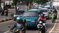 Sementara itu arus lalu lintas dari Lebak Bulus yang mengarah ke Ciputat tampak lancar.