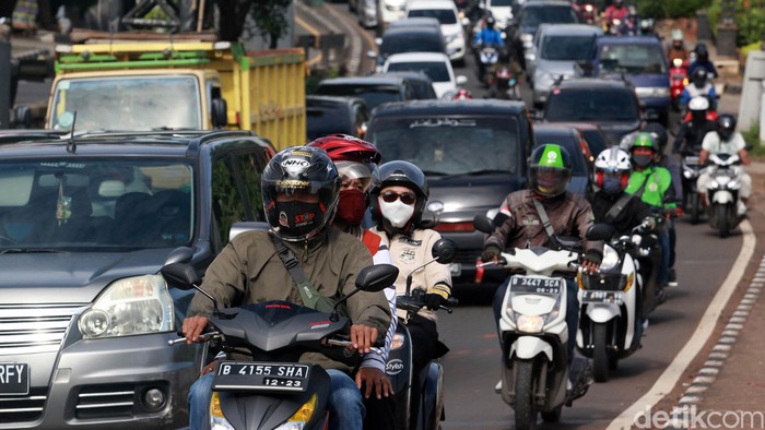 Arus kendaraan terpantau padat merayap di Jl Juanda, Ciputat yang mengarah ke Lebak Bulus, Jakarta, Kamis (462020). Rencana new normal atau pelonggaran masa PSBB untuk mengerem laju perlambatan ekonomi turut membuat aktifitas warga menggeliat.  Para pekerja kembali memadati jalan pada saat jam berangkat kerja maupun saat pulang.