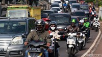 Seiiring dengan akan diterapkannya new normal, jalanan yang sebelumnya sempat lancar itu kembali dipadati kendaraan.