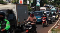 Para pekerja kembali memadati Jalan Juanda, Ciputat saat jam berangkat maupun pulang.