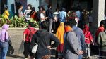 Jelang New Normal Kota Bekasi, Warga Membludak di SIM Keliling