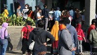 Masa PSBB Kota Bekasi akan berakhir, namun, jelang wacana new normal, antrean panjang warga malah justru membludak di sejumlah layanan publik yang baru dibuka.