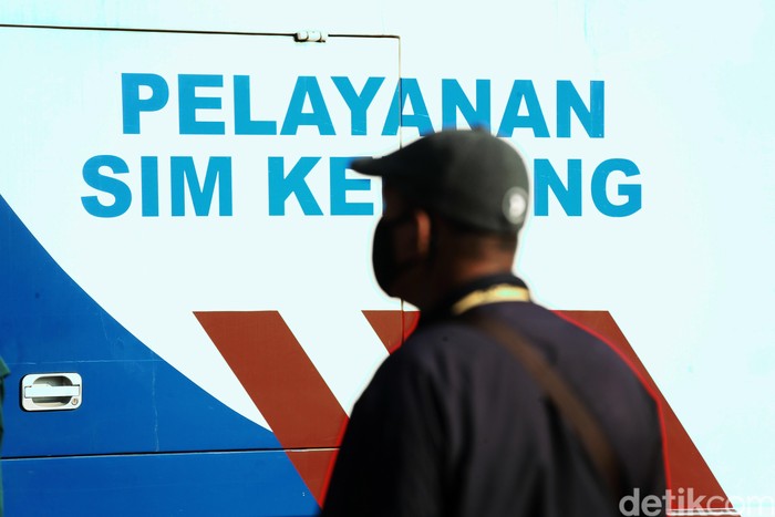 PSBB Kota Bekasi akan berakhir. Namun, jelang wacana new normal, antrean justru membeludak di layanan SIM keliling.