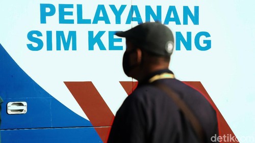 PSBB Kota Bekasi akan berakhir. Namun, jelang wacana new normal, antrean justru membeludak di layanan SIM keliling.