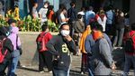 Jelang New Normal Kota Bekasi, Warga Membludak di SIM Keliling