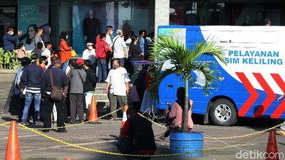 Jelang New Normal Kota Bekasi, Warga Membludak di SIM Keliling