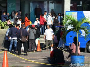 Jelang New Normal Kota Bekasi, Warga Membludak di SIM Keliling