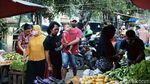 Jelang New Normal Pasar di Bekasi Tetap Ramai