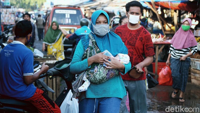 Jelang New Normal, Warga Bawa Bayi ke Pasar Tradisional Kota Bekasi akan menerapkan new normal atau kenormalan baru setelah masa pembatasan sosial berskala besar (PSBB) berakhir. Jelang