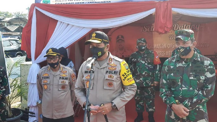 Kapolda Metro Irjen Nana Sudjana cek pos penyekatan Jakarta-Bekasi