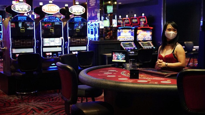 Masa penutupan kasino imbas pandemi Corona di Las Vegas, Nevada, Amerika Serikat, berakhir. Kartu-kartu hingga dadu siap dimainkan.