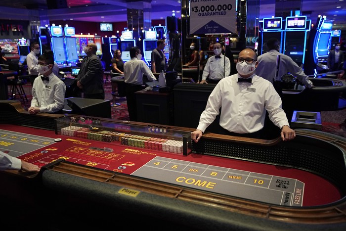 Masa penutupan kasino imbas pandemi Corona di Las Vegas, Nevada, Amerika Serikat, berakhir. Kartu-kartu hingga dadu siap dimainkan.
