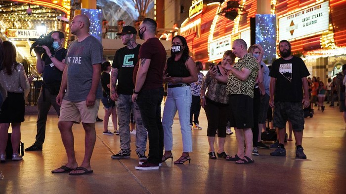 Masa penutupan kasino imbas pandemi Corona di Las Vegas, Nevada, Amerika Serikat, berakhir. Kartu-kartu hingga dadu siap dimainkan.