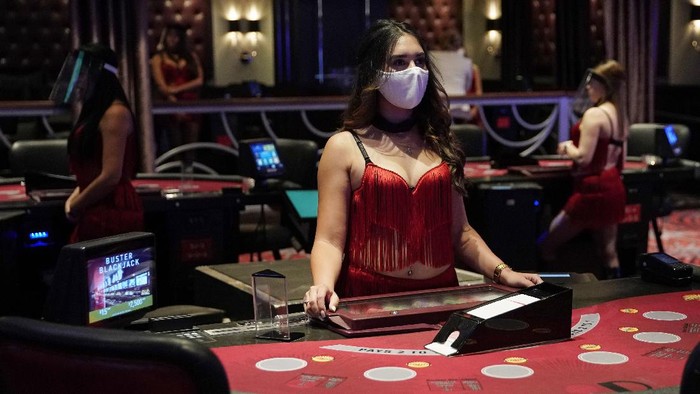 Kasino di Vegas Kembali Dibuka Masa penutupan kasino imbas pandemi Corona di Las Vegas, Nevada, Amerika Serikat, berakhir. Kartu-kartu hingga dadu siap dimainkan.