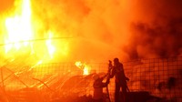 Petugas pemadam kebakaran berusaha memadamkan api yang membakar gudang ban di Desa Tenggeles, Kudus, Jawa Tengah, Rabu (3/6/2020).